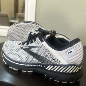 Brooks Adrenaline GTS 22 (womens 7.5- fits like 7)